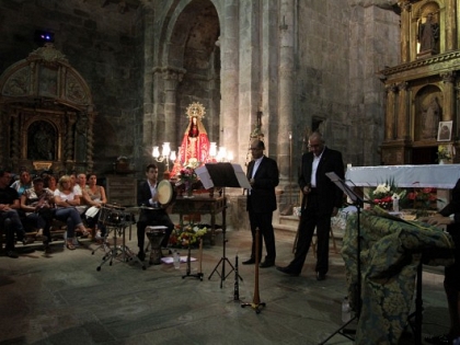 Música medieval na igreja de San Martín de Castañeda
