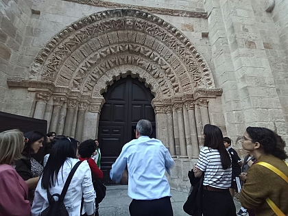 El Plan Románico Atlántico muestra las obras de La Magdalena a medio centenar de profesores