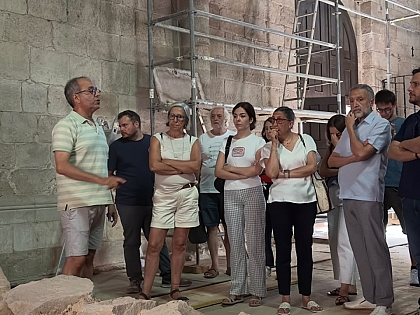 Una veintena de personas descubre la restauración de la Magdalena a pie de obra de la mano del Román